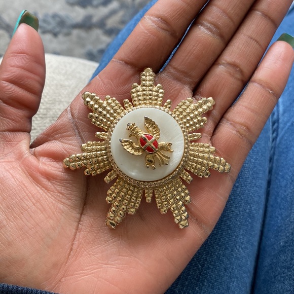 Gold Starburst Brooch - Picture 5 of 6